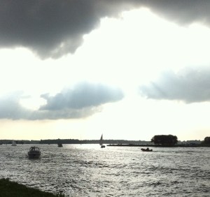 ZIJLDIJK, ZIJL, JOPPE, HOND, FIETS, BOOTJES, ZONLICHT, WOLKENLUCHTEN