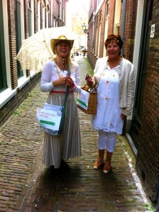 geluksroute Leiden, De Complimenten-dames, mooie vrouwen geven een complimentje, in steegje met parasol