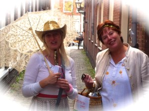 geluksroute Leiden, De Complimenten-dames, mooie vrouwen geven een complimentje, in steegje met parasol