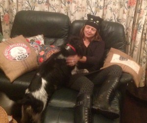 vrouw met hond, op bank, liefde tssen mens en dier,vrouw verkleed als kat, kattenmuts,  liefde tussen vrouw en hond, vrouw knuffelt hondje