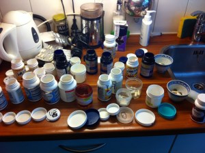 soms heb ik er geen zin in, dan ben ik slikmoe keukenkast vol pillen, medicijnenen, voedingssupplementen, poedertjes, pilletjes, vitaminen en mineralen,