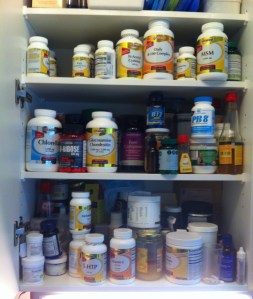 wat een gekke kruiden! keukenkast vol pillen, medicijnenen, voedingssupplementen, poedertjes, pilletjes, vitaminen en mineralen,