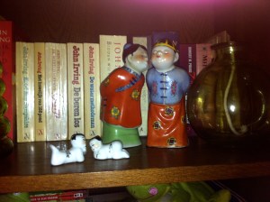 kussend chinees echtpaar, verliefd stelletje, beeldjes, porselein verliefd paar, China