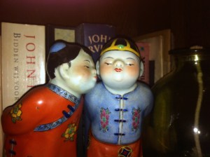 kussend chinees echtpaar, verliefd stelletje, beeldjes, porselein verliefd paar, China