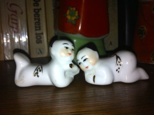 kussend chinees echtpaar, verliefd stelletje, beeldjes, porselein verliefd paar, China