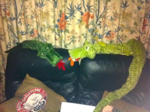 pratende draken, deraken, twee draken op de bank, huis met draken