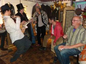  feestje, bohemienfeest, hippie, kleurrijke mensen op feest, party, muziekanten op feest, prachtige aankleding van ruimte, artistiek feestje, kunstenaars, jongleren, zingen, gitaar, cachon, drum, castagnetten, hoeden, etalagepoppen, leuke mensen