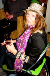 Ze heeft haar kikkersloffen aan...... vrouw op feestje, feestje, heksenfeest, verkleedde mensen op feest, party, muziek maken op party, proost, tante, gezellig kletsen op verjaardag