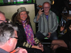 de kleurige sjaal is een geschenk van mijn tweelingbroer , mannen op feestje,vrouw op feestje, feestje, heksenfeest, verkleedde mensen op feest, party, muziek maken op party, proost, tante, gezellig kletsen op verjaardag