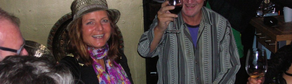 , mannen op feestje,vrouw op feestje, feestje, heksenfeest, verkleedde mensen op feest, party, muziek maken op party, proost, tante, gezellig kletsen op verjaardag