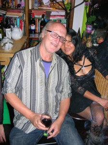 dierbare vrienden , mannen op feestje,vrouw op feestje, feestje, heksenfeest, verkleedde mensen op feest, party, muziek maken op party, proost, tante, gezellig kletsen op verjaardag