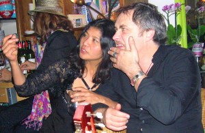 in diep gesprek , mannen op feestje,vrouw op feestje, feestje, heksenfeest, verkleedde mensen op feest, party, muziek maken op party, proost, tante, gezellig kletsen op verjaardag