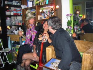 eventjes helemaal niets doen , mannen op feestje,vrouw op feestje, feestje, heksenfeest, verkleedde mensen op feest, party, muziek maken op party, proost, tante, gezellig kletsen op verjaardag