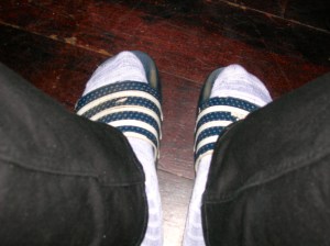 Hij voelt zich hier thuis, zoals je ziet! , mannen op feestje,vrouw op feestje, feestje, heksenfeest, verkleedde mensen op feest, party, muziek maken op party, proost, tante, gezellig kletsen op verjaardag