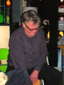 , mannen op feestje,vrouw op feestje, feestje, heksenfeest, verkleedde mensen op feest, party, muziek maken op party, proost, tante, gezellig kletsen op verjaardag