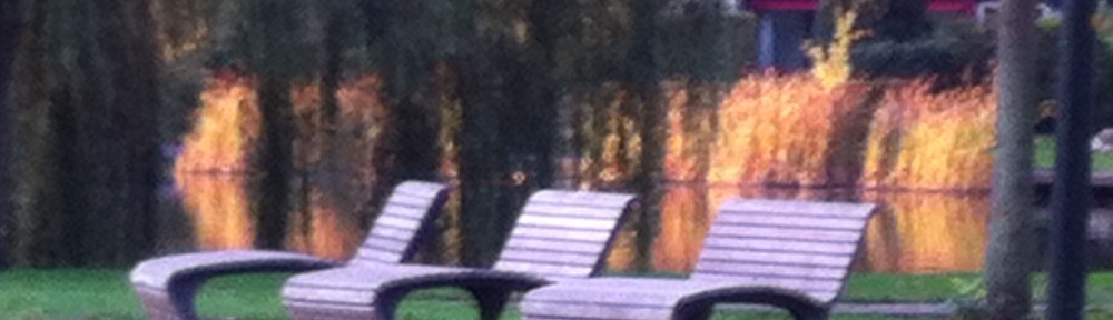 Leiden, herfst, mooie lucht, gloeiende kleuren ligstoelen in park