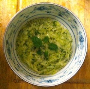 komkommersalade met munt en rozenwater