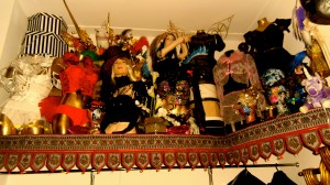 feestje, dbohemienfeest, hippie, kleurrijke mensen op feest, party, muziekanten op feest, prachtige aankleding van ruimte, artistiek feestje, kunstenaars, jongleren, zingen, gitaar, cachot, drum, castagnetten, hoeden, etalagepoppen, leuke mensen