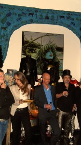 feestje, dbohemienfeest, hippie, kleurrijke mensen op feest, party, muziekanten op feest, prachtige aankleding van ruimte, artistiek feestje, kunstenaars, jongleren, zingen, gitaar, cachot, drum, castagnetten, hoeden, etalagepoppen, leuke mensen