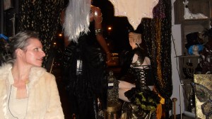 feestje, dbohemienfeest, hippie, kleurrijke mensen op feest, party, muziekanten op feest, prachtige aankleding van ruimte, artistiek feestje, kunstenaars, jongleren, zingen, gitaar, cachot, drum, castagnetten, hoeden, etalagepoppen, leuke mensen