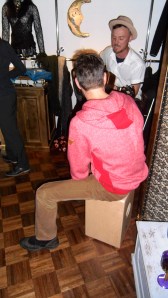 feestje, dbohemienfeest, hippie, kleurrijke mensen op feest, party, muziekanten op feest, prachtige aankleding van ruimte, artistiek feestje, kunstenaars, jongleren, zingen, gitaar, cachot, drum, castagnetten, hoeden, etalagepoppen, leuke mensen