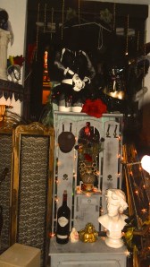 feestje, dbohemienfeest, hippie, kleurrijke mensen op feest, party, muziekanten op feest, prachtige aankleding van ruimte, artistiek feestje, kunstenaars, jongleren, zingen, gitaar, cachot, drum, castagnetten, hoeden, etalagepoppen, leuke mensen