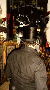 feestje, dbohemienfeest, hippie, kleurrijke mensen op feest, party, muziekanten op feest, prachtige aankleding van ruimte, artistiek feestje, kunstenaars, jongleren, zingen, gitaar, cachot, drum, castagnetten, hoeden, etalagepoppen, leuke mensen