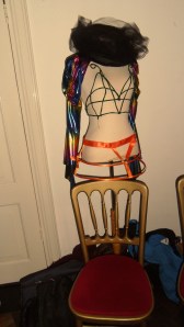 feestje, bohemienfeest, hippie, kleurrijke mensen op feest, party, muziekanten op feest, prachtige aankleding van ruimte, artistiek feestje, kunstenaars, jongleren, zingen, gitaar, cachon, drum, castagnetten, hoeden, etalagepoppen, leuke mensen