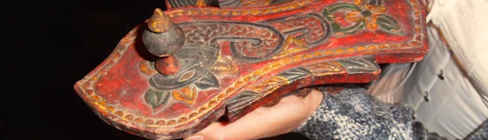 feestje, bohemienfeest, hippie, kleurrijke mensen op feest, party, muziekanten op feest, prachtige aankleding van ruimte, artistiek feestje, kunstenaars, jongleren, zingen, gitaar, cachon, drum, castagnetten, hoeden, etalagepoppen, leuke mensen