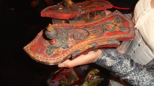 feestje, bohemienfeest, hippie, kleurrijke mensen op feest, party, muziekanten op feest, prachtige aankleding van ruimte, artistiek feestje, kunstenaars, jongleren, zingen, gitaar, cachon, drum, castagnetten, hoeden, etalagepoppen, leuke mensen