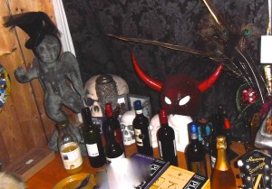 feestje, bohemienfeest, hippie, kleurrijke mensen op feest, party, muziekanten op feest, prachtige aankleding van ruimte, artistiek feestje, kunstenaars, jongleren, zingen, gitaar, cachon, drum, castagnetten, hoeden, etalagepoppen, leuke mensen