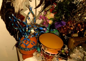 feestje, bohemienfeest, hippie, kleurrijke mensen op feest, party, muziekanten op feest, prachtige aankleding van ruimte, artistiek feestje, kunstenaars, jongleren, zingen, gitaar, cachon, drum, castagnetten, hoeden, etalagepoppen, leuke mensen