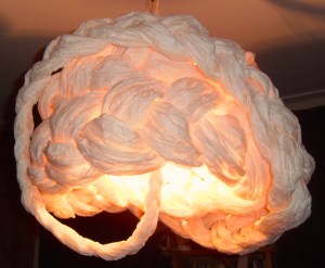 feestje, bohemienfeest, hippie, kleurrijke mensen op feest, party, muziekanten op feest, prachtige aankleding van ruimte, artistiek feestje, kunstenaars, jongleren, zingen, gitaar, cachon, drum, castagnetten, hoeden, etalagepoppen, leuke mensen