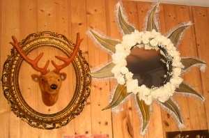 feestje, bohemienfeest, hippie, kleurrijke mensen op feest, party, muziekanten op feest, prachtige aankleding van ruimte, artistiek feestje, kunstenaars, jongleren, zingen, gitaar, cachon, drum, castagnetten, hoeden, etalagepoppen, leuke mensen