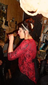 feestje, bohemienfeest, hippie, kleurrijke mensen op feest, party, muziekanten op feest, prachtige aankleding van ruimte, artistiek feestje, kunstenaars, jongleren, zingen, gitaar, cachon, drum, castagnetten, hoeden, etalagepoppen, leuke mensen