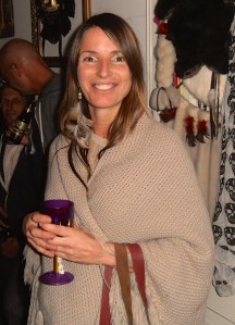 feestje, bohemienfeest, hippie, kleurrijke mensen op feest, party, muziekanten op feest, prachtige aankleding van ruimte, artistiek feestje, kunstenaars, jongleren, zingen, gitaar, cachon, drum, castagnetten, hoeden, etalagepoppen, leuke mensen