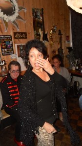 , verliefd stel, feestje, dbohemienfeest, hippie, kleurrijke mensen op feest, party, muziekanten op feest, prachtige aankleding van ruimte, artistiek feestje, kunstenaars, jongleren, zingen, gitaar, cachot, drum, castagnetten, hoeden, etalagepoppen, leuke mensen