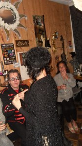 , verliefd stel, feestje, dbohemienfeest, hippie, kleurrijke mensen op feest, party, muziekanten op feest, prachtige aankleding van ruimte, artistiek feestje, kunstenaars, jongleren, zingen, gitaar, cachot, drum, castagnetten, hoeden, etalagepoppen, leuke mensen