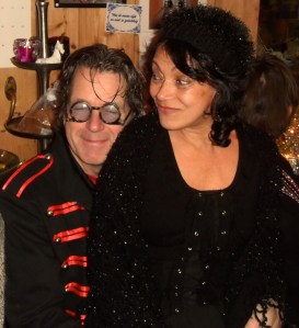 , verliefd stel, feestje, dbohemienfeest, hippie, kleurrijke mensen op feest, party, muziekanten op feest, prachtige aankleding van ruimte, artistiek feestje, kunstenaars, jongleren, zingen, gitaar, cachot, drum, castagnetten, hoeden, etalagepoppen, leuke mensen