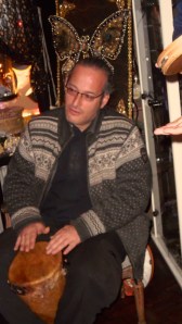 feestje, bohemienfeest, hippie, kleurrijke mensen op feest, party, muziekanten op feest, prachtige aankleding van ruimte, artistiek feestje, kunstenaars, jongleren, zingen, gitaar, cachon, drum, castagnetten, hoeden, etalagepoppen, leuke mensen