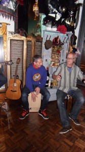 feestje, bohemienfeest, hippie, kleurrijke mensen op feest, party, muziekanten op feest, prachtige aankleding van ruimte, artistiek feestje, kunstenaars, jongleren, zingen, gitaar, cachon, drum, castagnetten, hoeden, etalagepoppen, leuke mensen