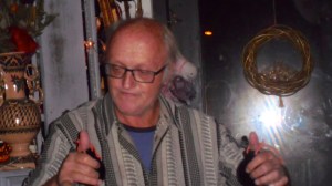 feestje, bohemienfeest, hippie, kleurrijke mensen op feest, party, muziekanten op feest, prachtige aankleding van ruimte, artistiek feestje, kunstenaars, jongleren, zingen, gitaar, cachon, drum, castagnetten, hoeden, etalagepoppen, leuke mensen