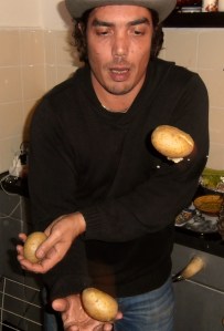 feestje, bohemienfeest, hippie, kleurrijke mensen op feest, party, muziekanten op feest, prachtige aankleding van ruimte, artistiek feestje, kunstenaars, jongleren, zingen, gitaar, cachon, drum, castagnetten, hoeden, etalagepoppen, leuke mensen