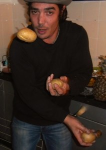 feestje, bohemienfeest, hippie, kleurrijke mensen op feest, party, muziekanten op feest, prachtige aankleding van ruimte, artistiek feestje, kunstenaars, jongleren, zingen, gitaar, cachon, drum, castagnetten, hoeden, etalagepoppen, leuke mensen