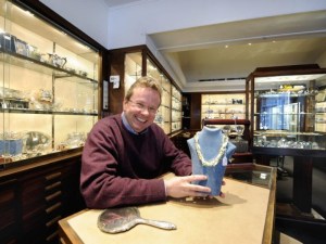 ouderwetse juwelier, etalage, zilver en goud