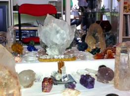 kristallen schedels, meditatie met schedels, draken, stenen, een veld van kristal