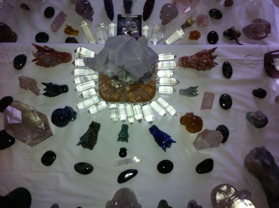 kristallen schedels, meditatie met schedels, draken, stenen, een veld van kristal