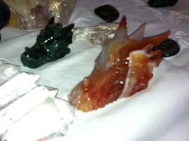 kristallen schedels, meditatie met schedels, draken, stenen, een veld van kristal