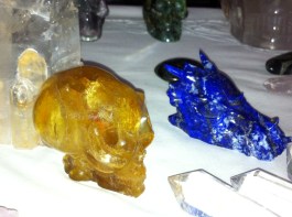 kristallen schedels, meditatie met schedels, draken, stenen, een veld van kristal