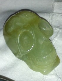 kristallen schedels, meditatie met schedels, draken, stenen, een veld van kristal